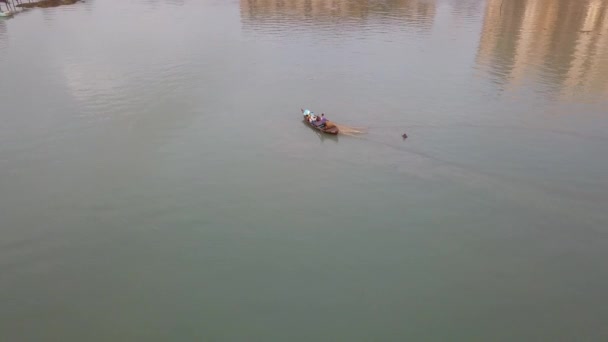 Jelutong Penang Malaysia Dec 2018 Fishermen Cast Net Boat — Stock Video