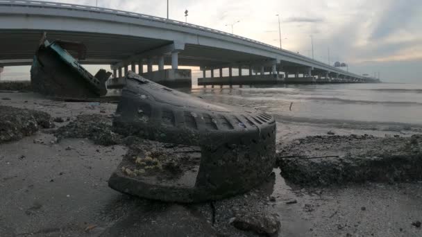 Timelapse Morning Abandoned Tire Rubbish Sea Coastal — Vídeo de Stock