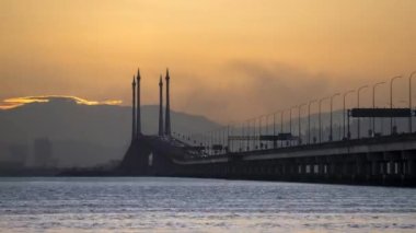 Turuncu güneş Penang Köprüsü 'nün ortasından doğuyor.