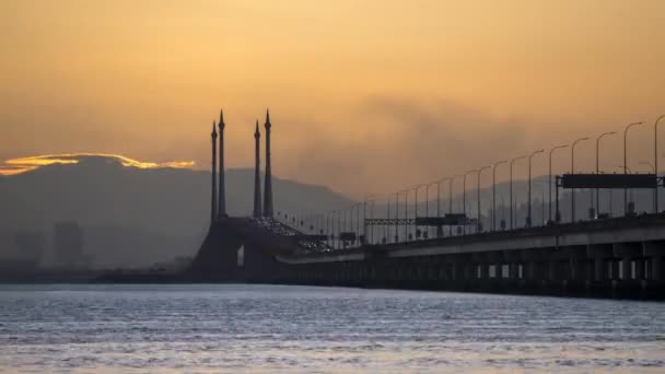 Timelapse Πορτοκαλί Ήλιος Ανατέλλει Πάνω Από Γέφυρα Penang Midspan — Αρχείο Βίντεο