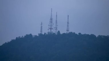 Gün doğumunda 4 telekomünikasyon kulesinin üzerinde hareket eden zaman bulutu