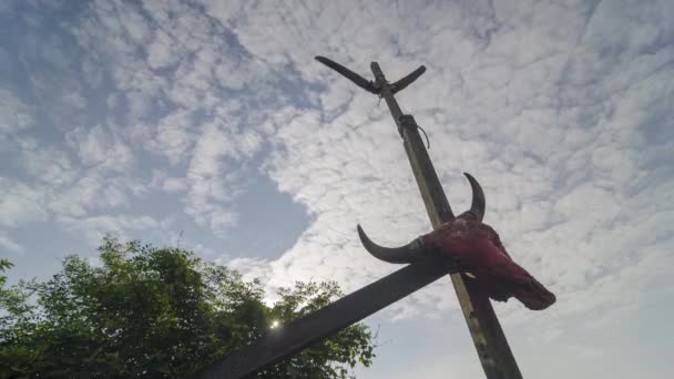 Zaman Ayarlı Görüş Bulutu Güneşli Bir Günde Inek Boynuzuna Doğru — Stok video