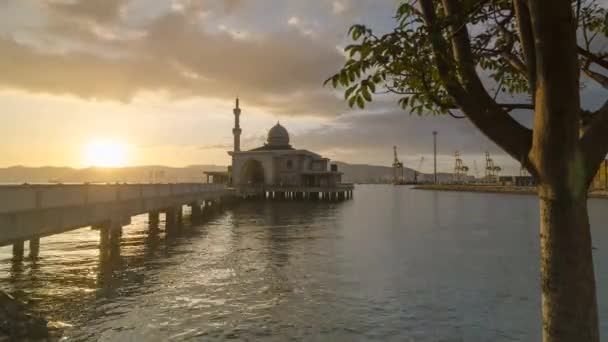 Timelapse vista moschea galleggiante durante il tramonto — Video Stock