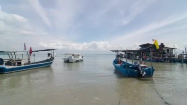 Zaman göstergesi Persisiran Teluk Tempoyak 'ta hareket eden balıkçı teknesi