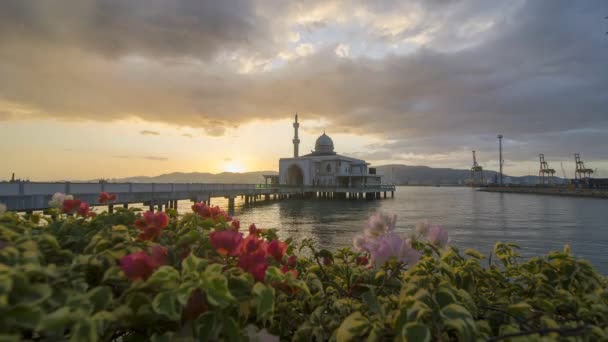 Timelapse nézet drámai naplemente felett úszó mecset — Stock videók