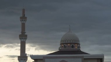 Yüzen caminin üzerinde güzel dramatik gün batımı gökyüzü, Penang