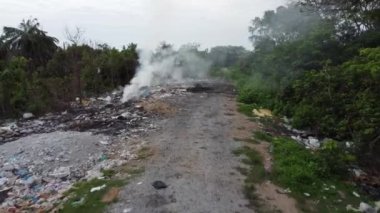 Kırsal bölgedeki açık yakma yoluna doğru ilerleyin.