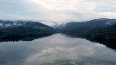 Bulutlu bir günde Malezya 'daki gölün güzel yansıma görünümünde hareket et