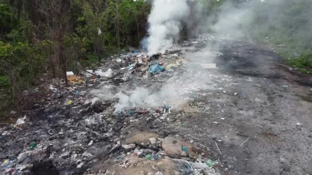 Znečištění Životního Prostředí Důsledku Otevřeného Spalování Skládce Odpadu — Stock video