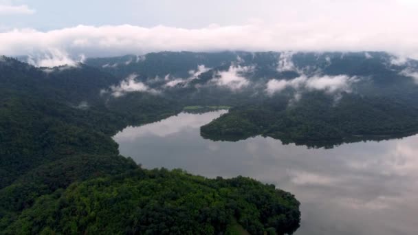Aerial View Curve Shape Lake Rainforest Low Cloud Day — Stockvideo
