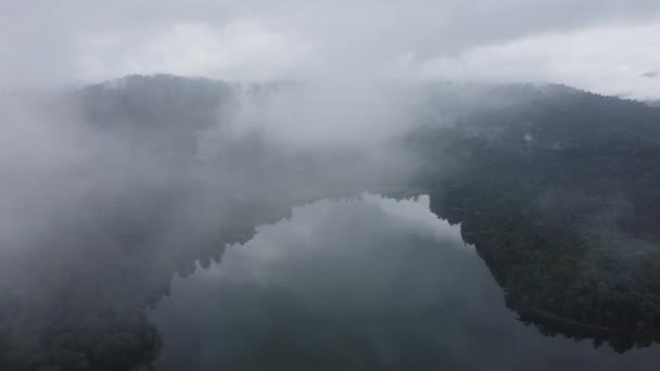 マレーシアの熱帯雨林の湖の低い雲を空飛ぶ — ストック動画