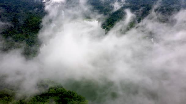无人机看到白云在马来西亚热带雨林附近的湖面移动 — 图库视频影像