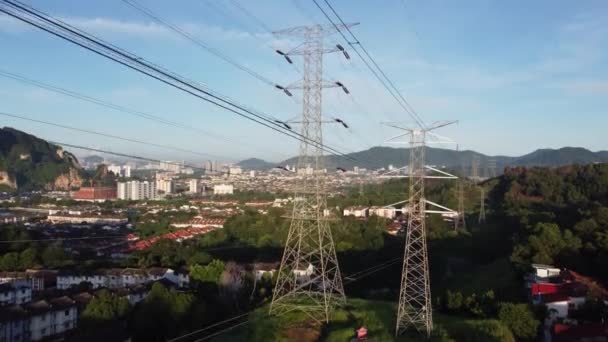 Vista Aérea Ascendiendo Hasta Torre Eléctrica Bajo Sol Mañana — Vídeo de stock