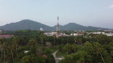 Kırsal bölgedeki telekomünikasyon kulesine doğru uç.