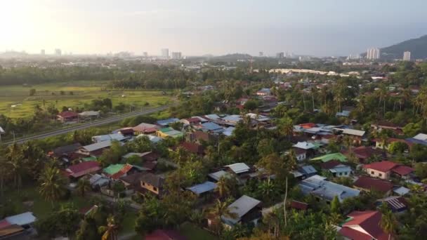 Widok Lotu Ptaka Malezja Kampung Dom Pobliżu Kolei — Wideo stockowe