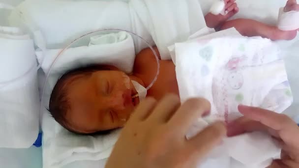 Madre Cambia Pañal Del Bebé Prematuro Sala Incubadoras Ucin — Vídeo de stock