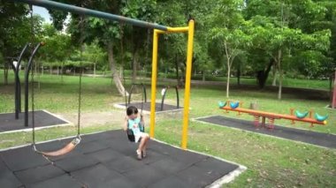 Yalnız çocuk parkta salıncak sallıyor. Yalnız, sıkıcı bir kavram.