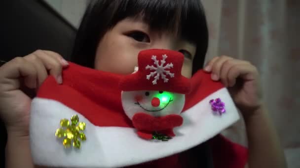 Niña Feliz Con Sombrero Muñeco Nieve Regalo Navidad — Vídeo de stock