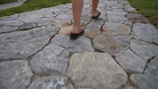 ローアングルフォーカス女の子は パスでスリッパを歩く着用 — ストック動画