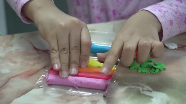 Uma Menina Tirar Argila Colorida Pacote — Vídeo de Stock