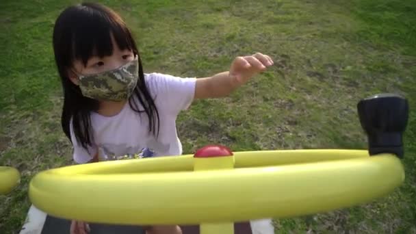 Ένα Μικρό Κορίτσι Φορούν Μάσκα Προσώπου Παίζουν Ώμο Οικοδόμος Στην — Αρχείο Βίντεο
