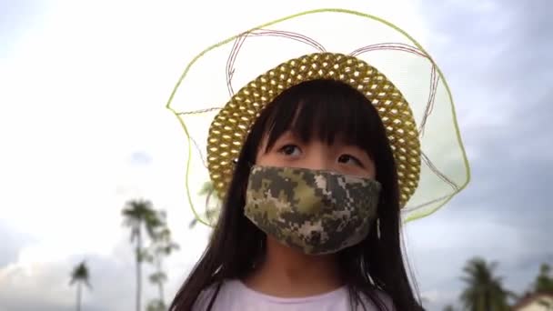 Seorang Gadis Memakai Topeng Kamuflase Bersenang Senang Luar Ruangan — Stok Video