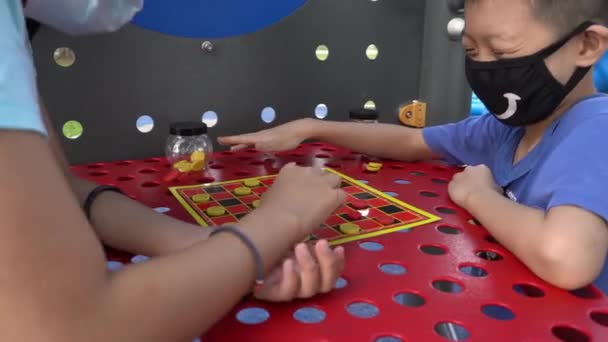 Двое Детей Носят Маску Лица Играют Шахматы Детской Площадке — стоковое видео