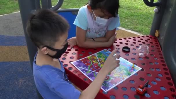 Двое Маленьких Детей Играют Шахматы Детской Площадке — стоковое видео