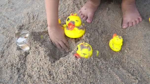 Αργή Κίνηση Παιδί Παίζουν Κίτρινο Πάπια Καουτσούκ Στην Παραλία — Αρχείο Βίντεο