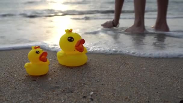 Gummiente Aus Nächster Nähe Strand Eine Kinderspielzeugwelle Der Abendstunde — Stockvideo