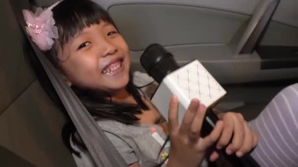 Chinees Kind Meisje Gelukkig Zingen Lied Met Bluetooth Mic Auto — Stockvideo