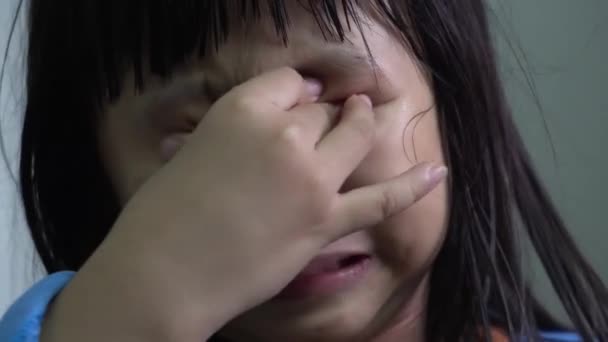 Nahaufnahme Hand Eines Kleinen Mädchens Cover Gesicht Traurig Weinen — Stockvideo