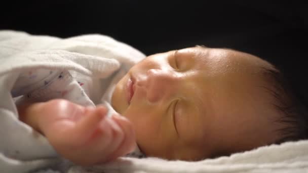 Bebé Recién Nacido Asusta Mientras Duerme Familia Concepto Amor — Vídeos de Stock