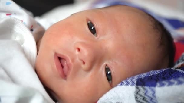 Schließen Sie Das Auge Des Neugeborenen Babys Aufwachen — Stockvideo