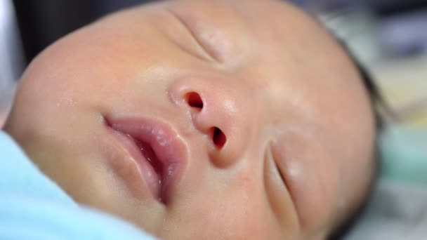 Schließen Sie Das Gesicht Des Neugeborenen Babys Schlafen Und Erwachen — Stockvideo