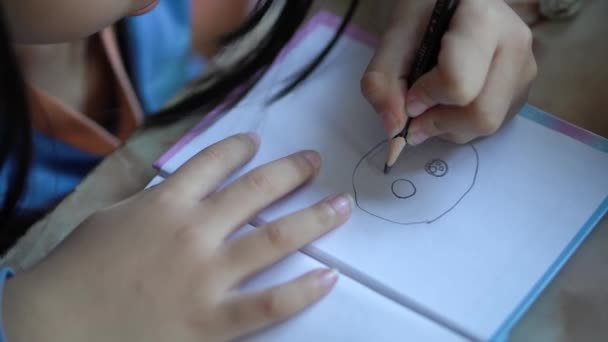 Mała Dziewczynka Użyć Lewej Ręki Narysować Uśmiech Twarzy Notatniku — Wideo stockowe