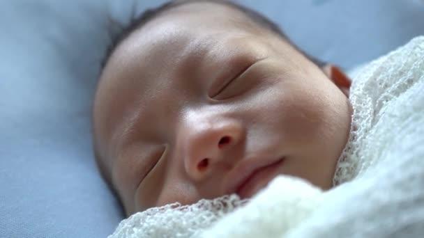 Blick Aus Nächster Nähe Neugeborenes Kopf Schlafen Decke — Stockvideo