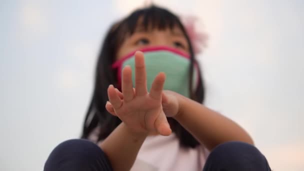 Αργή Κίνηση Ένα Κορίτσι Πλένει Χέρι Τζελ Απολυμαντικό Χεριών — Αρχείο Βίντεο
