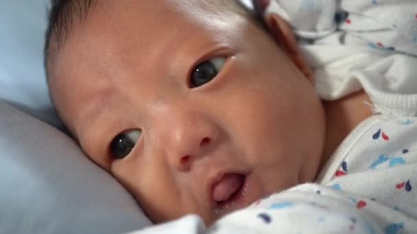 Nahaufnahme Des Auges Eines Chinesischen Babys Wird Aus Dem Schlaf — Stockvideo