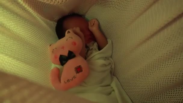 Vervelend Led Licht Verstoort Pasgeboren Baby Slaap Schommel — Stockvideo