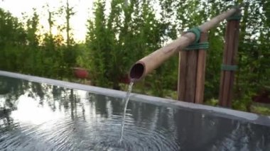 Gün batımında Japon Bahçesi 'nde bambu çeşmesi..