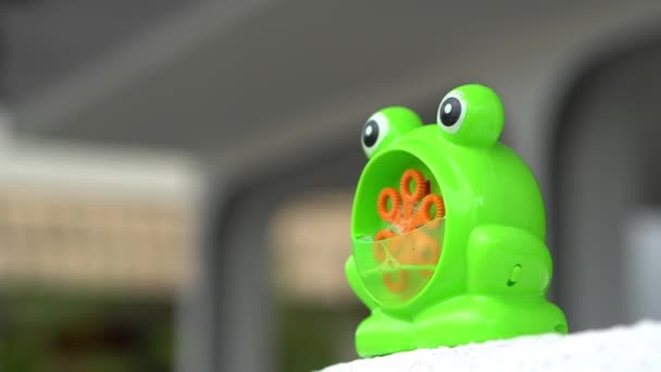 Green Frog Toy Release Bubble Automatically — Stock Video