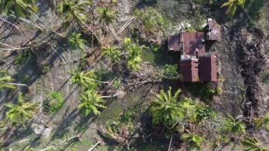 Kampung 'da geleneksel Malezya ahşap evi