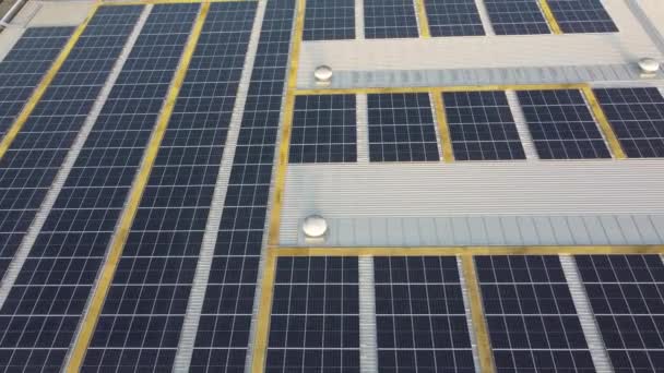 ショッピング複合施設の上に太陽光発電パネル — ストック動画