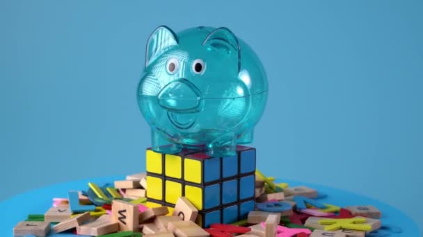 Blaues Sparschwein Auf Dem Rubik Cube Konzeptionelle Finanz Und Nachrichtendienste — Stockvideo