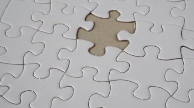 Beyaz bulmacanın eksik parçasının döndürülmesi.