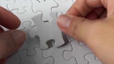 Erkek eli son beyaz yapbozu yaptı. Başarı konsepti.