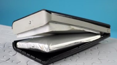 Yapbozun tepesinde güç bankasının kötü hasar görmüş bataryası var.