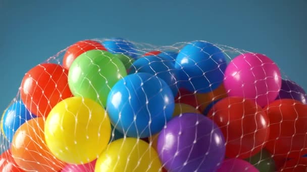 Kinderen Speelgoed Kleurrijke Plastic Bal Draaien Blauwe Achtergrond — Stockvideo