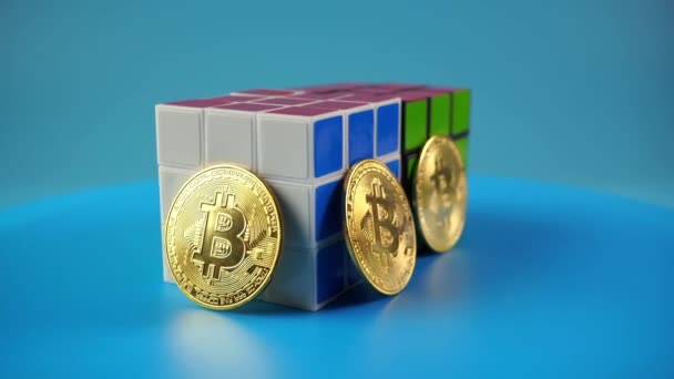 Luminoso Bitcoin Criptomoneda Cubo Rubik Fondo Azul Limpio — Vídeos de Stock